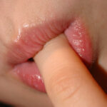 口にくわえる指