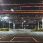 夜の公園の駐車場
